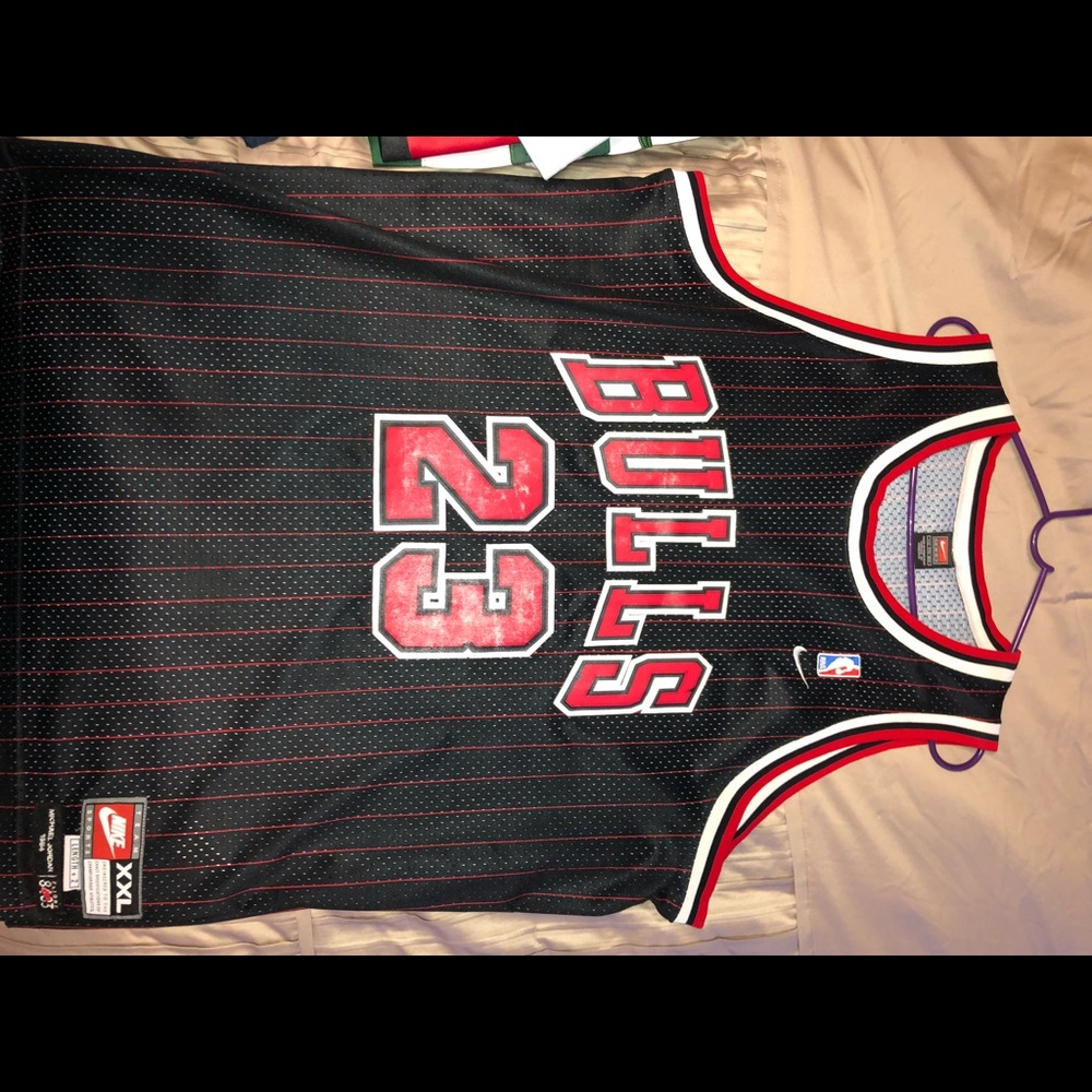 NIKE SWINGMAN MICHAEL JORDAN BULLS JERSEY